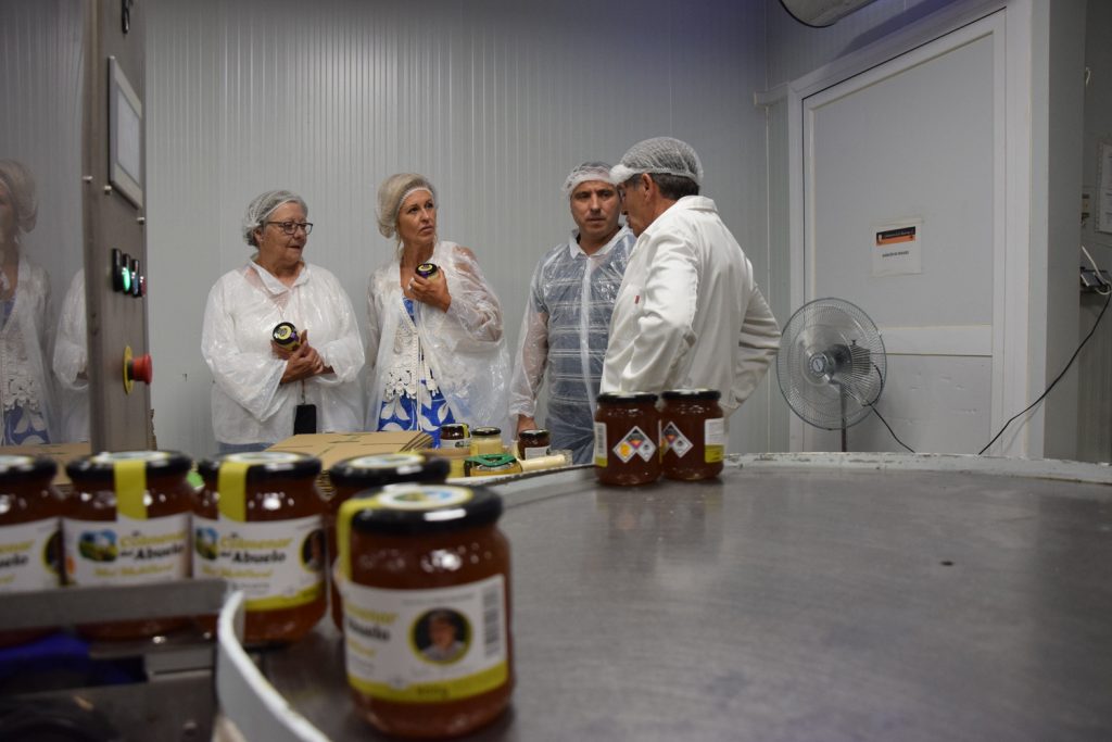 Chana visita la fábrica de Miel de la Alcarria 2