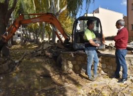 La Diputación, presente en Mira con su servicio de arquitectos, dos retroexcavadoras y un camión