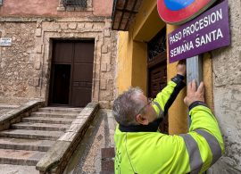 El servicio de obras instala la señalización de Semana Santa