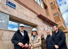 La calle Aparejadores ya luce la placa oficial con su nombre