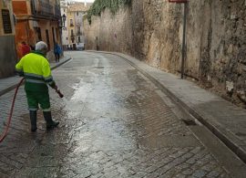 El Ayuntamiento pide precaución en la circulación por un vertido en Andrés de Cabrera y Alfonso VIII